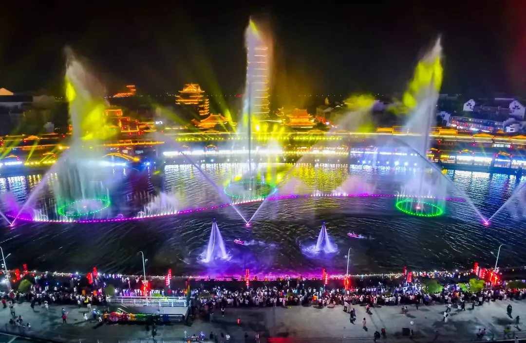 Interactive Elements in La Gondola Rossa Aquatic Shows