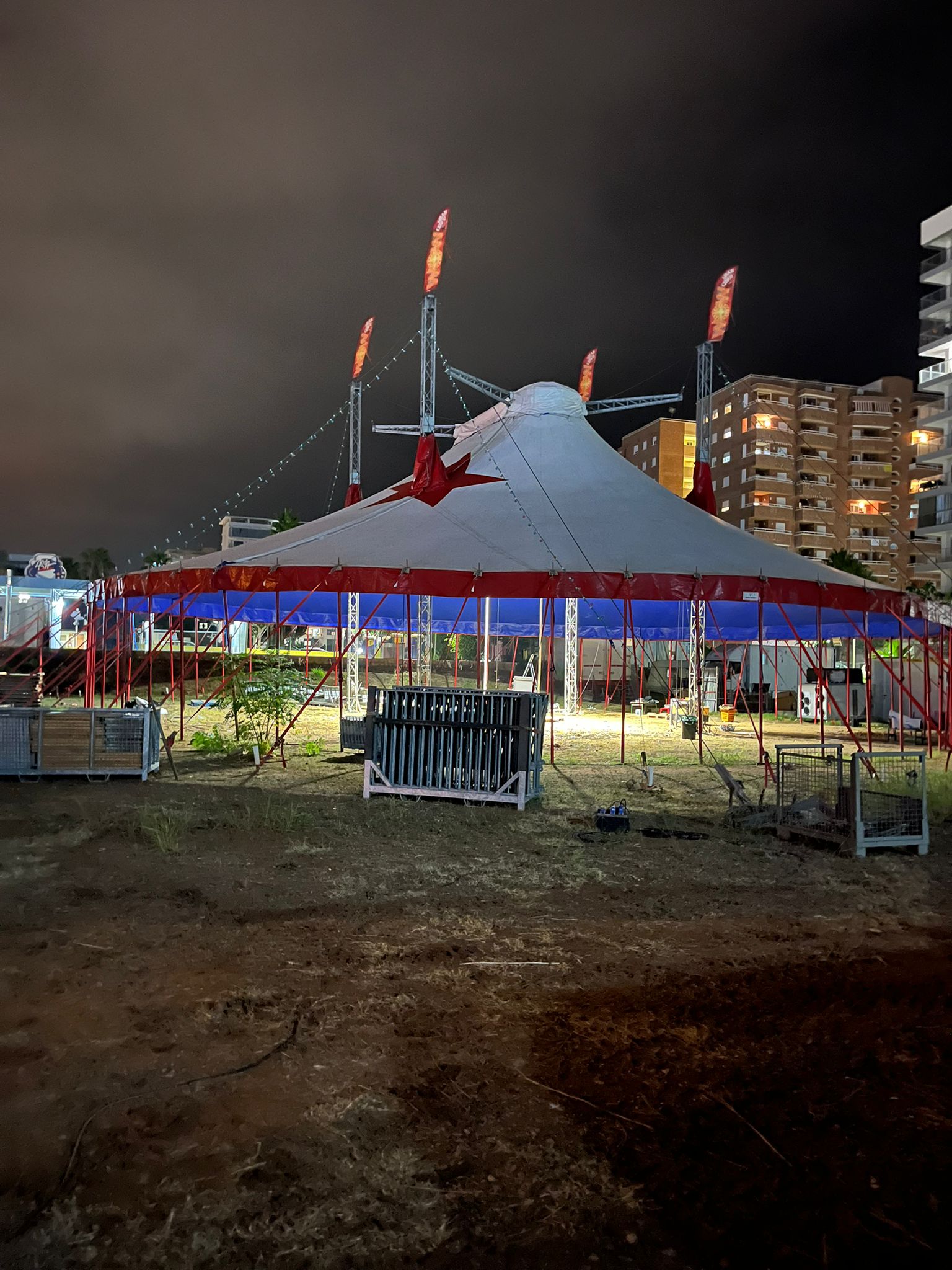 Carpa exterior nocturna