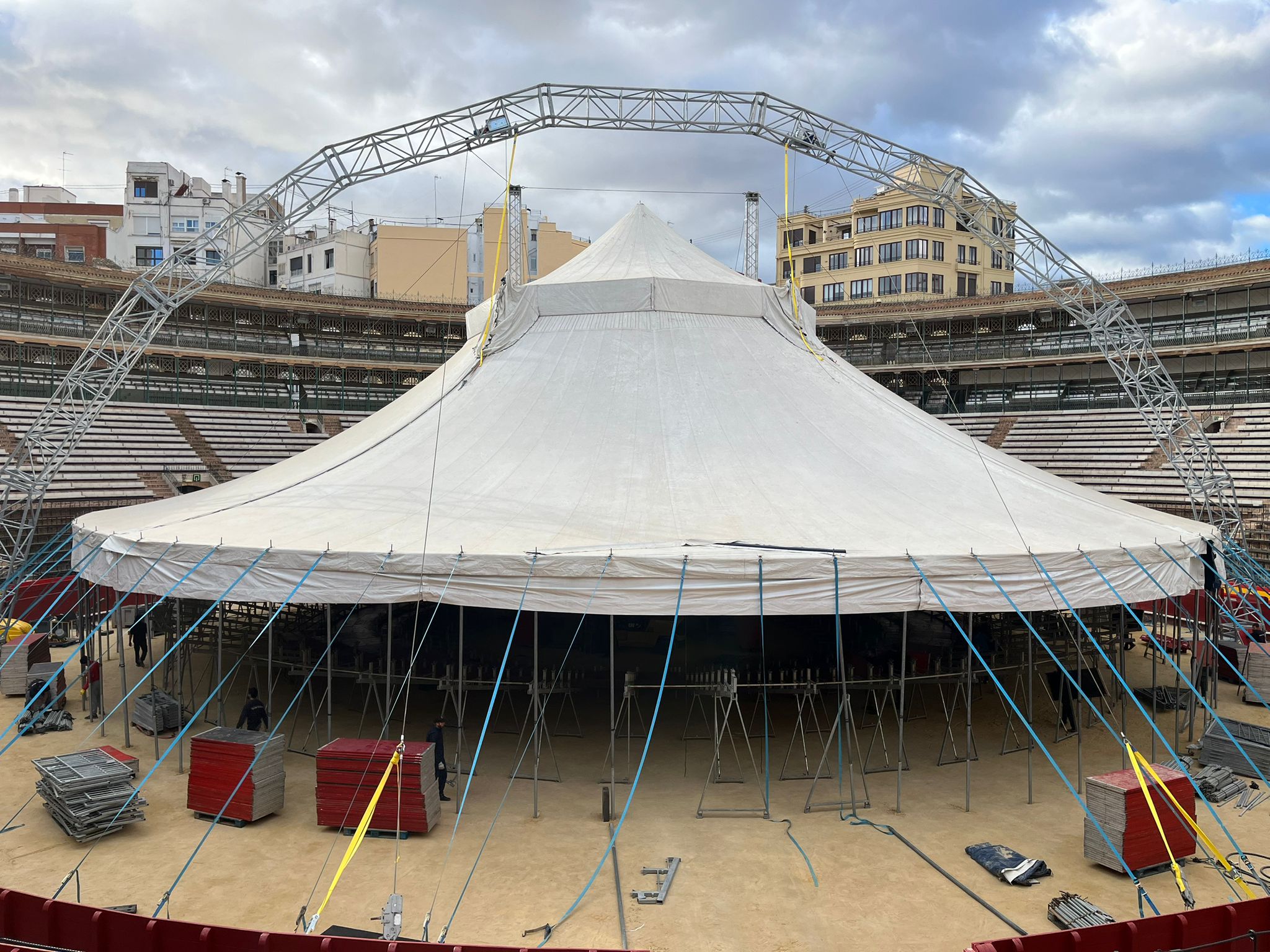 Carpa de circo en plaza de toros